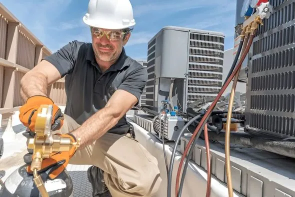 فني تكييف أثناء شحن غاز الفريون وصيانة وحدة خارجية | HVAC technician charging refrigerant during outdoor unit maintenance
