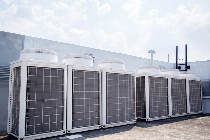 مجموعة وحدات تكثيف مركزية على سطح منشأة تجارية | Central condensing units on a commercial facility rooftop