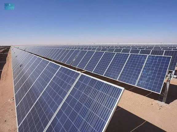 صفوف طويلة من الألواح الشمسية في محطة إنتاج كهرباء | Long rows of solar panels at a power generation station